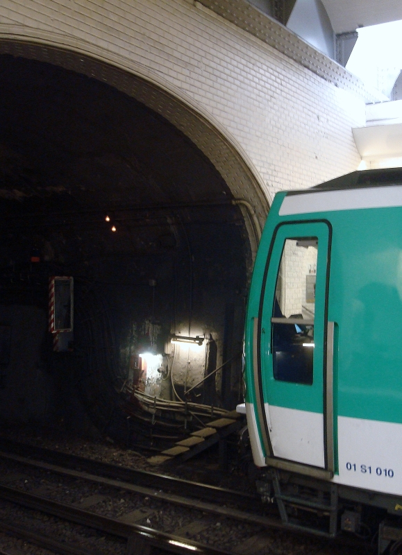 Gleich geht es weiter durch den Tunnel Richtung Osten: Zug der Pariser Metro-Linie 2 in der Station  Rome . 14.7.2010