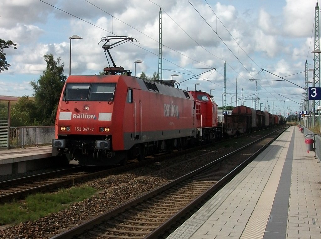 Gleich mit zwei Loks war die bergabe Stralsund-Mukran bespannt,als Diese am 03.September 2010 durch Bergen/Rgen fuhr.152 047 leistete der 298 318 Vorspann.