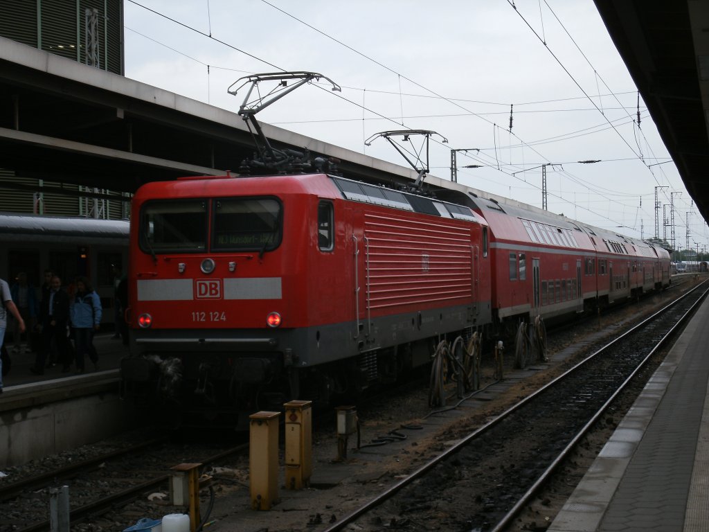 Gleich nach der Ankunft von RE 18316 aus Elsterwerda wurden an 112 124,in Stralsund,fr die Rckfahrt,am 14.Juli 2012,die Stromabnehmer gewechselt.