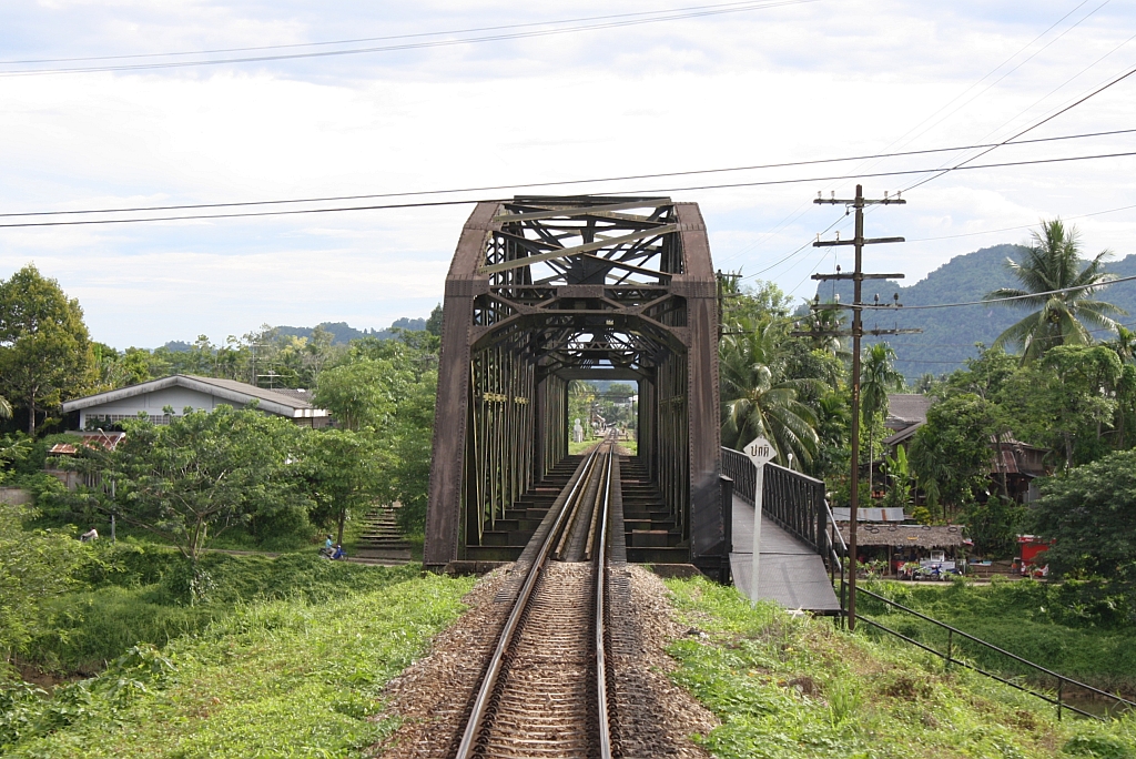 Gleich nach dem Bf. Lang Suan liegt diese Brcke ber den Lang Suan River. Bild vom 17.Mai 2013, Blickrichtung Ban Thung Pho Junction.