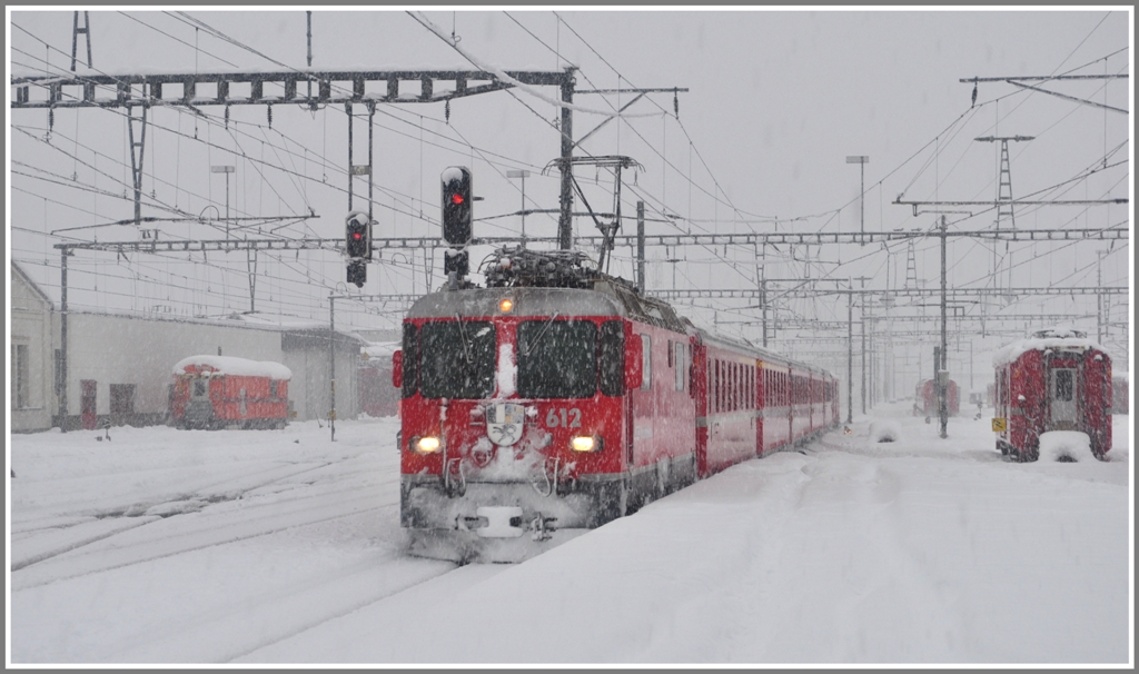Gleich nebenan pflgt sich RE1233 mit Ge 4/4 II 712  Thusis  durch die weisse Pracht in den Bahnhof Landquart. (22.12.2011)