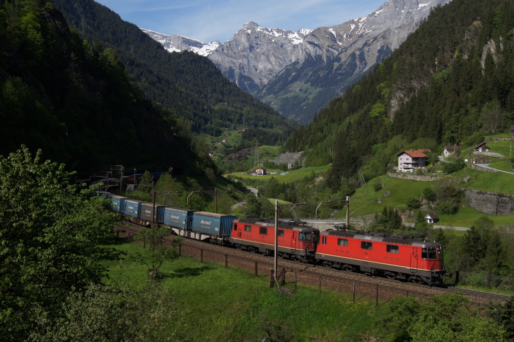 Gleich noch eine Re 4/4 II-Doppeltraktion: Re 4/4 II 11188 und Re 4/4 II 111285 am 10.5.12 unterhalb von Gurtnellen.