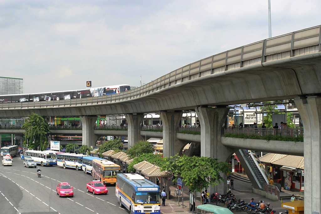 Gleich nördlich der BTS Victory Monument Station (N3) umgeht die Trasse  geschwungen den Platz mit dem Victory Monument. 22.Mai 2007.