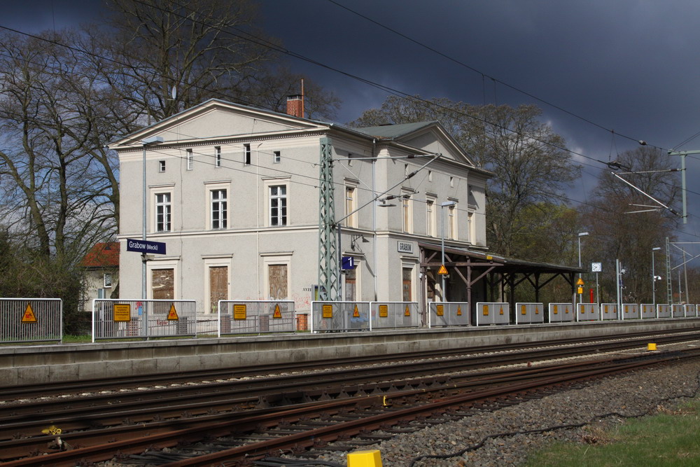 Gleich werden die Regenwolken die Sonne am Bahnhofsgebude von Grabow (Meckl.) verstecken. 22.04.2010