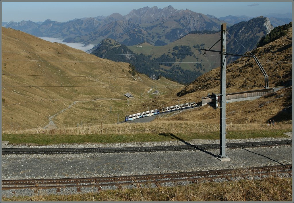 Gleich zwei Beh 4/8 in Doppeltraktion erklimmen die Steigung auf den Rochers de Naye. 
25. Okt. 2012