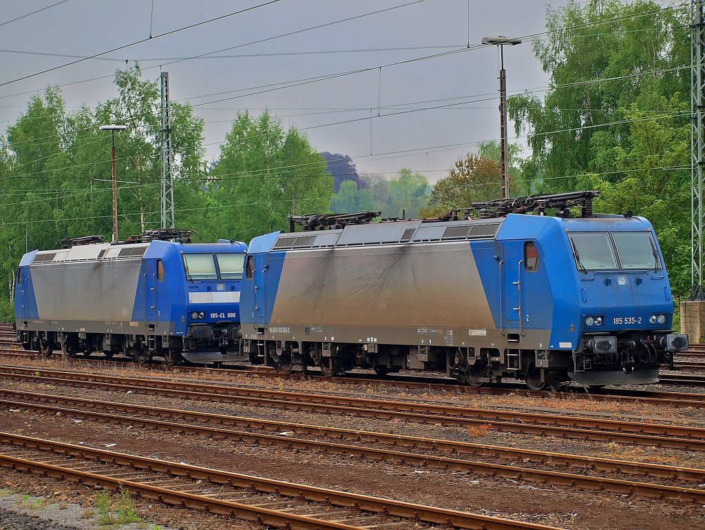Gleich zwei blaue 185er, 185 535-2 und 185-CL 008 stehen am 14.05.2010 in Herzogenrath.