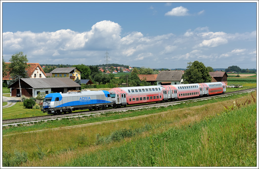 Gleich zwei von drei RTS Loks, welche die GKB fr die Verkehre auf der Koralmbahn angemietet hat (2016 904 und 906) waren in der Vorwoche in Unfllen verwickelt, wobei Gott sei Dank keine Personenschden zu beklagen waren. Deshalb musste am 27.6.2011 die neu ausgelieferte 2016 920 der Adria Transport, eine Tochterfirma der GKB, die Aufgabe einer RTS Lok bernehmen. An diesem Tag wurde mit beiden 218er, einer RTS und wie bereits erwhnt mit Adria Transport 2016 920 der Plan B der GKB abgewickelt. Die erste Aufnahme zeigt den als S 6 verkehrenden R 4371 von Graz via Werndorf nach Wies-Eibiswald kurz vor der Haltestelle Gussendorf.