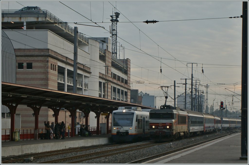 Gleich zwei internationale Zge treffen in Staswbourg ein: ein VT 650 aus Offenburg und, von der SNCF 15018 gefhrt, der EC nach Bruxelles. 
29. Okt. 2011