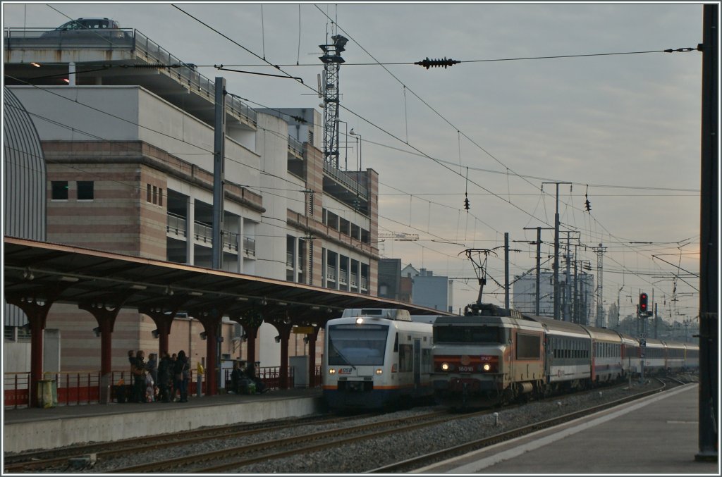 Gleich zwei internationale Zge treffen in Staswbourg ein: ein VT 650 aus Offenburg und, von der SNCF 15018 gefhrt, der EC nach Bruxelles. 
29. Okt. 2011
