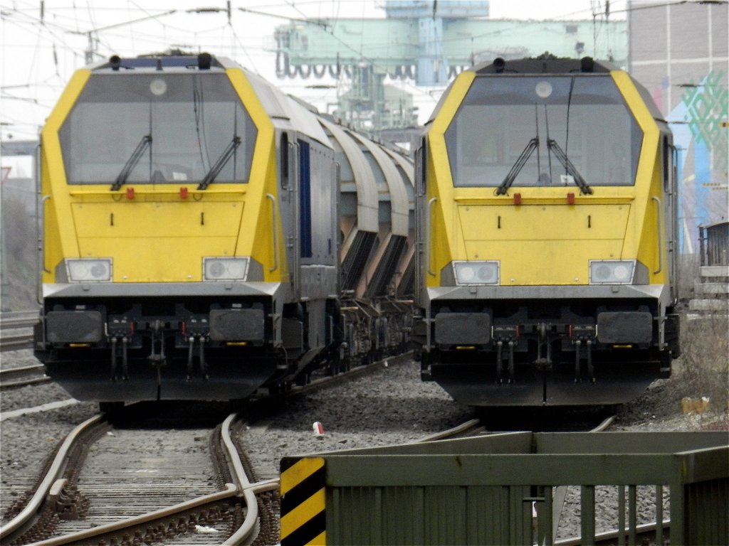 Gleich zwei Voith Maxima 40 CC sind am 08.03.2013 im Gterbahnhof Mainz-Weisenau abgestellt. Im Hintergrund erkennt man den Ladekran des Mahlwerks der Heidelberger Zementwerke.