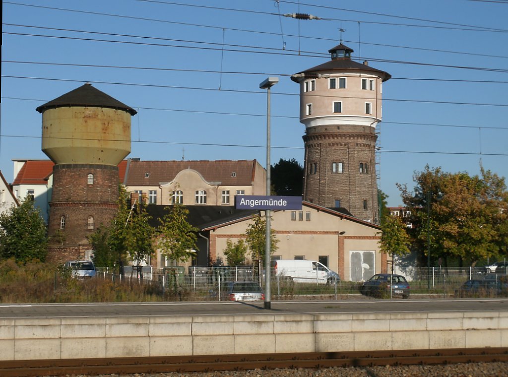 Gleich zwei Wassertrme stehen in der Nhe vom Bahnhof Angermnde und lassen sich vom Bahnsteig aus fotografieren.Aufnahme vom 01.Oktober 2011.