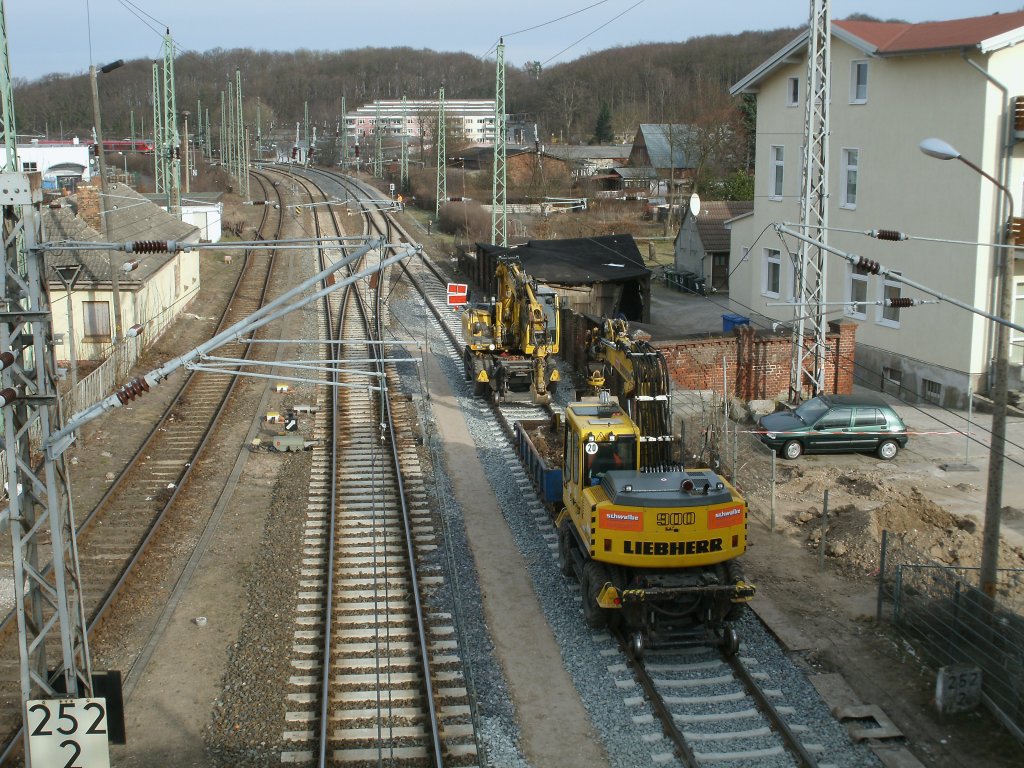 Gleich zwei Zweiwegebagger standen an der Nordausfahrt am 15.Februar 2011 im Baugleis in Bergen/Rgen.