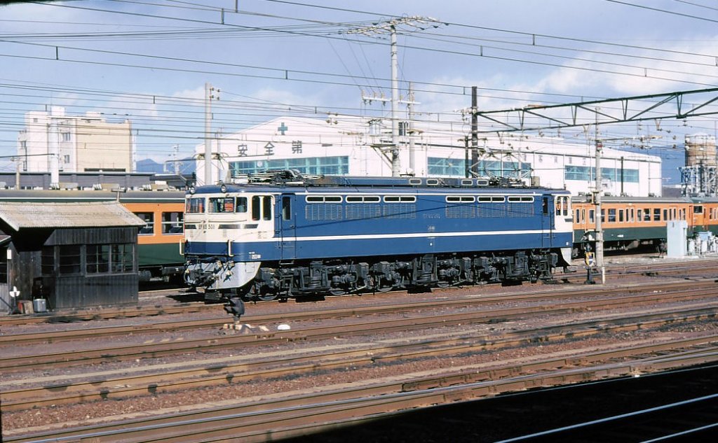 Gleichstromlok EF65: Diese Loks sind die Weiterentwicklung der EF60 für Flachlandeinsätze unter Gleichstrom. Gebaut 1965-1979. Nr. EF65 1 bis 135 für Güterzüge (später 8 Loks zu EF65 535-542 umgebaut), EF65 501-534 für Schlafwagenzüge und Express-Güterzüge, EF65 1001-1139 für alle Dienste und Doppeltraktion. Heute noch wenige Loks vorhanden, v.a. der Serie EF65 1000. Die Loks EF65 500 galten als Königinnen des japanischen Lokparks und bildeten das Hauptmotiv der Werbung. Im Bild die  Königin  EF65 501 in Numazu, 22.Januar 1980.  