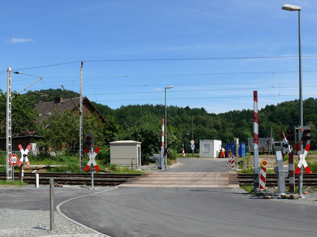 Gleichzeitig alte und neue Andreaskreuze stehen whrend des Umbaus des Bahberganges zwischen Knigstein und Rathen (Schsische Schweiz); 16.06.2010 
