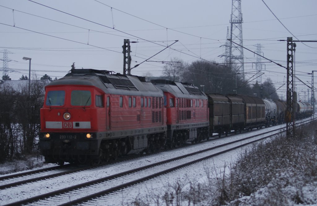 Gleichzeitig mit 233 525-5 kamen aus der anderen Richtung 232 112-2 + 232 xxx-x mit einem gemischten Gterzug angefahren.Gre an den Tf ! (30.01.10,Hannover Ahlten)