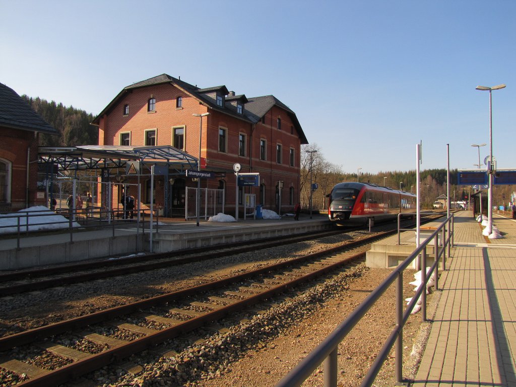 Gleis 1 und 2 mit dem Empfangsgebude im Hintergrund, in Johanngeorgenstadt; 22.03.2011