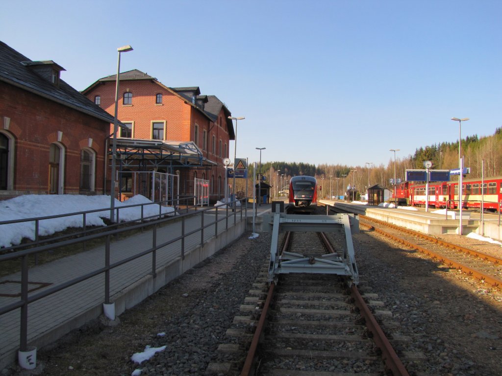 Gleis 1 und das Bahnhofsgebude in Johanngeorgenstadt; 22.03.2011