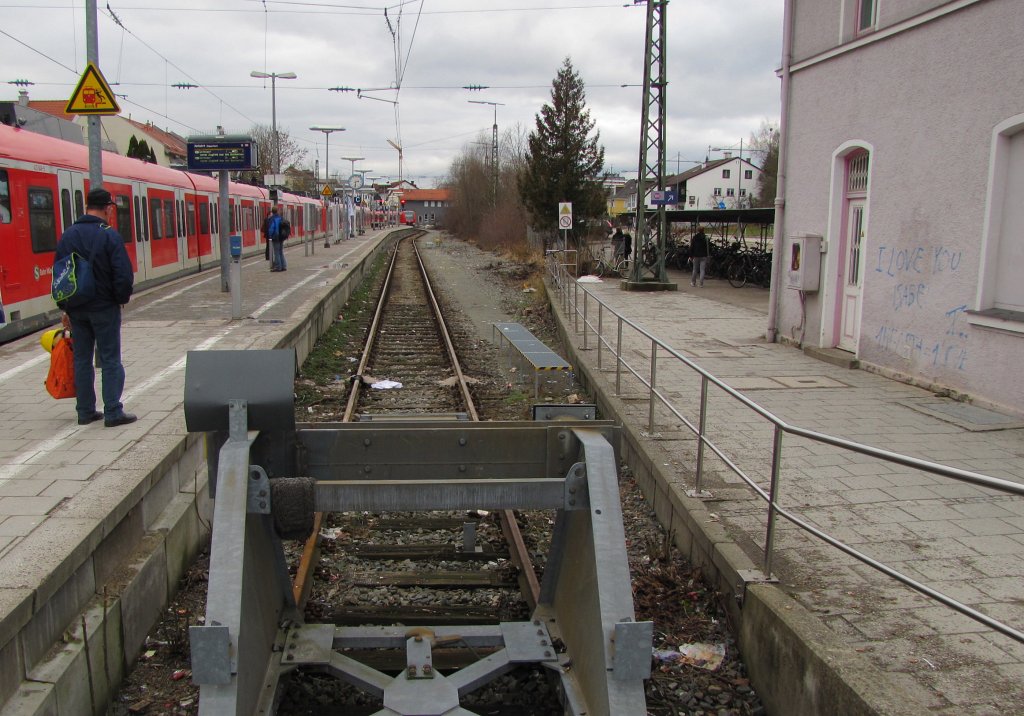 Gleis 1 in Ebersberg (Oberbay). Dieses dient als S-Bahn Abstellgleis. Ebersberg ist der Endbahnhof von Linie S4 der S-Bahn Mnchen; 14.01.2011