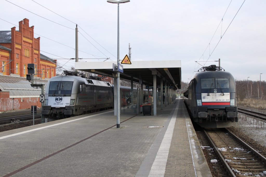Gleis 1 ES 64 U2-100,Gleis 2 ES 64 U2-029.Beide Loks mit City Shuttle Wagen fr ODEG(RE 4). Rathenow 12.01.2013.