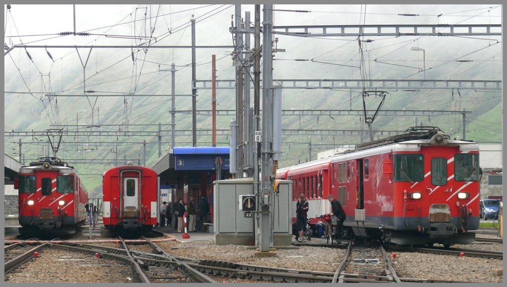 Gleis 1 steht Regionalzug nach Disentis, Gleis 2 nach Brig und Gleis 3 nach Gschenen mit Deh 4/4 I 53  Urseren  ex FO. (03.06.2010)