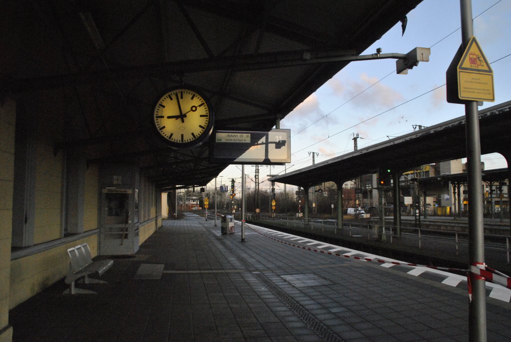 Gleis 11, in Lehrte war am 06.01.2012 nach einen Sturm abgesperrt.
