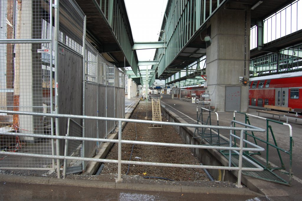 Gleis 1b im Stuttgarter Hauptbahnhof. Mittlerweile wurde der Prellbock versetzt und ein Stck Gleis, wie auf dem Bild zu sehen, entfernt. Aufnahme vom 16. Februar 2013.
 

