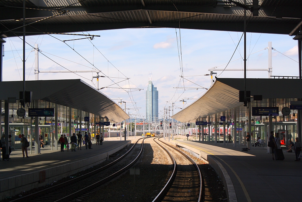 Gleis 2 und 3 des Bf. Wien Praterstern mit dem 202m hohen Millennium Tower im Hintergrund. Aufnahme vom 14.August 2011.