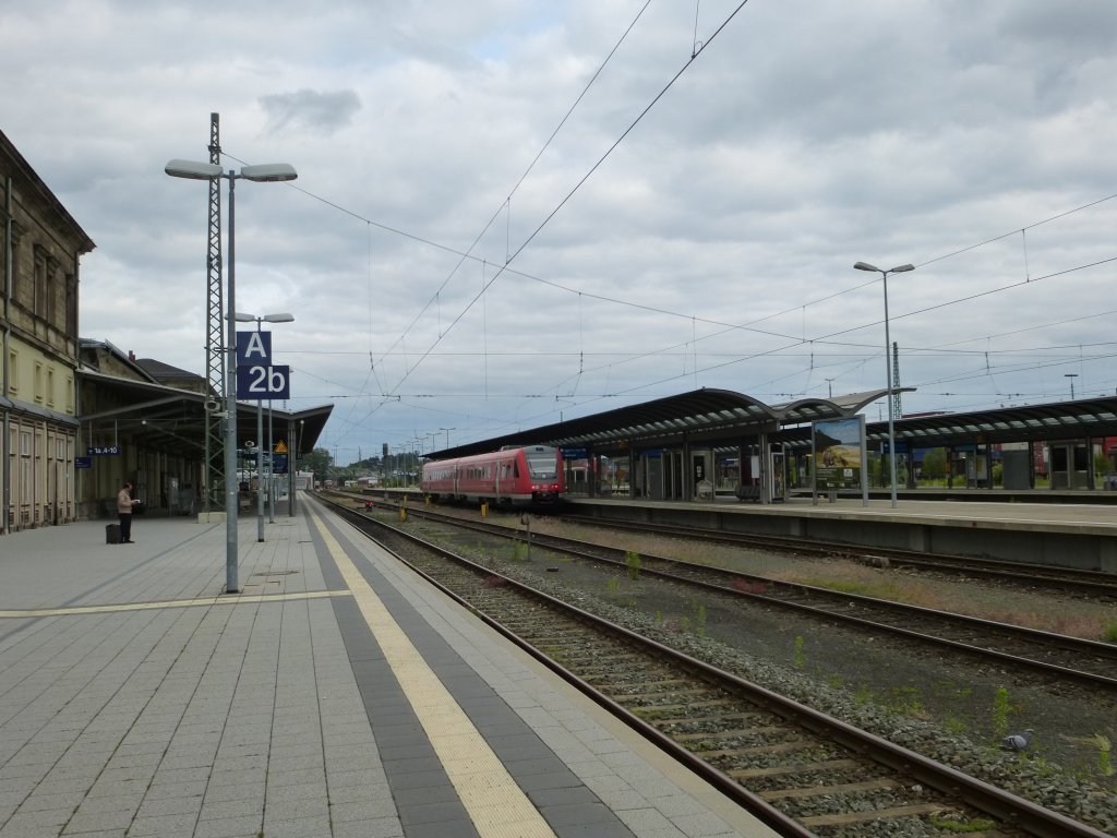 Gleis 2 und 4 vom Hofer Hbf.
Auf Gleis 4 wird in wenigen Minuten der RE nach Wrzburg abfahren, 26.Juni 2013.