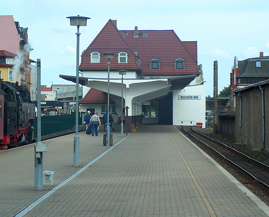 Gleis 2 und das Bahnhofgebude in Nordhausen Nord am 11.08.2008.