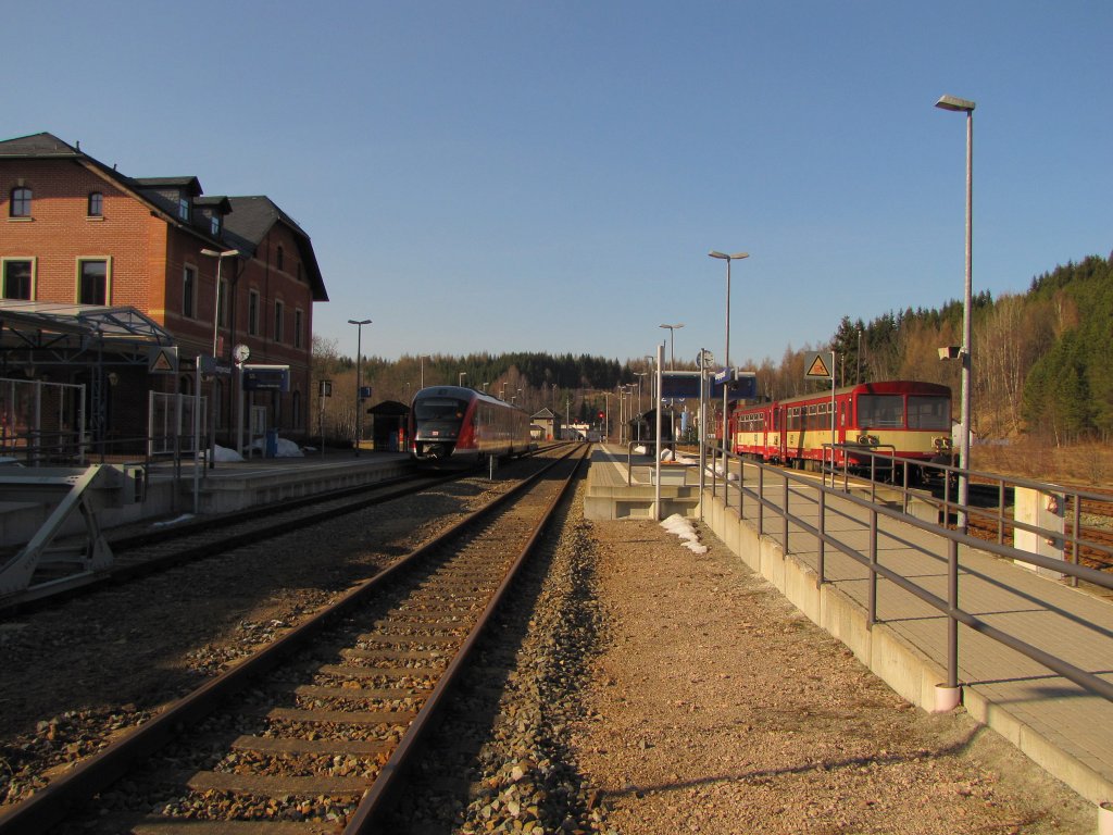 Gleis 2 im Bf Johanngeorgenstadt, vom ffentlichen berweg aus fotografiert; 22.03.2011