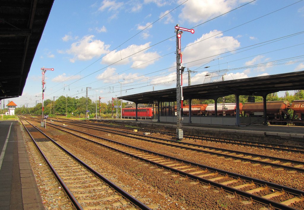 Gleis 3 und die Ausfahrtssignale in Richtung Magdeburg im Bf Kthen; 14.09.2011
