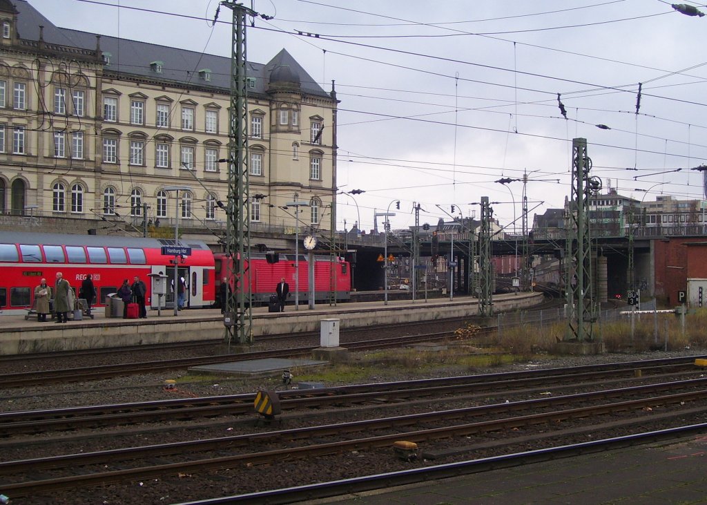 Gleis 7b und der RE 21418 nach Lbeck Hbf, in Hamburg Hbf; 22.11.2010