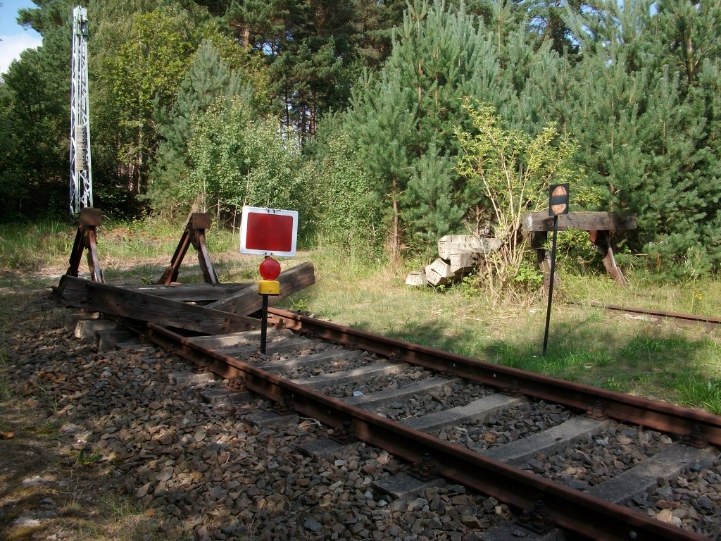 Gleisabschlsse in Binz.Whrend der linke Prellbock der Gleisabschlu vom einzigen Abstellgleis in Binz ist,ist der rechte Prellbock auch ein Gleisabschlu von einem Abstellgleis,das aber nicht genutzt wird und gesperrt ist.