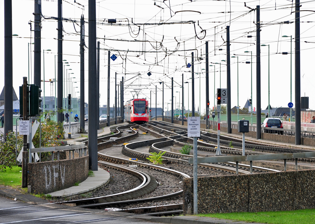 Gleisabzweiger der Straenbahn Kln an der Deutzer Brcke. Straenbahn Nr. 4549 im  Anmarsch  - 18.10.2012