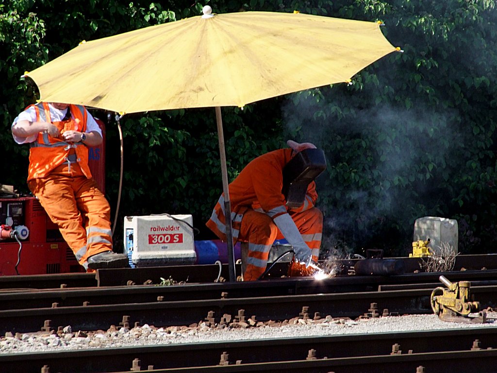 Gleisarbeiter beim Verschweien von Schienen am Passauer Hauptbahnhof;110616