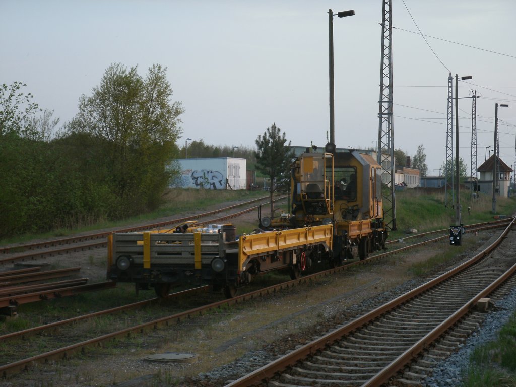 Gleisarbeitsfahrzeug erhielt,am 08.Mai 2012,vom im Hintergrund zuerkennen Stellwerk,das Rangierfahrsignal in Bergen/Rgen.