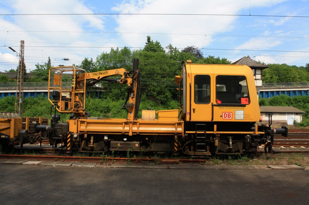 Gleisarbeitsfahrzeug GAF 100 R  der DB Netz AG am 04.06.2011 abgestellt in Kreuztal. Eingestellt als Schweres Nebenfahrzeug Nr.: 97 17 50 011 18-3