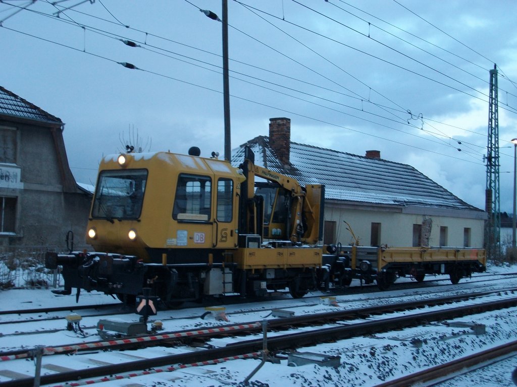 Gleisarbeitsfahrzeug kurz nach 08:30 Uhr am Morgen vom 30.November 2010 in Bergen/Rgen.
