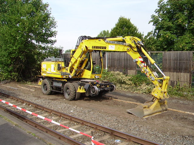 Gleisbau Bagger beim pausieren in Maintal Ost am 12.09.10