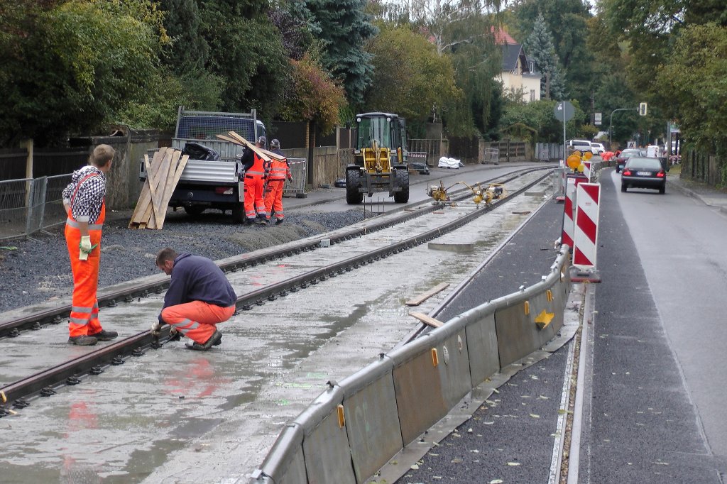 Gleisbauarbeiten in der Meissner Strae in Radebeul, das vorgefertigte Gleis ist verlegt und mit Transportbeton verfllt. 27.09.2012 09:45 Uhr