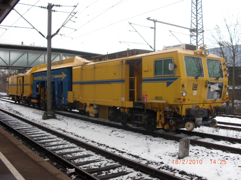 Gleisbaufahrzeug 88521 (Universalstopfmaschine Unimat 09-475/4S Y) im Hbf GP ( hintere Seite )