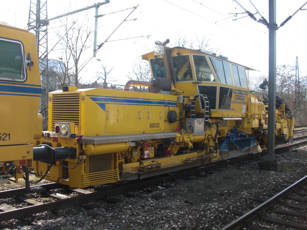 Gleisbaufahrzeug 88522 (an 88521 anghngt) macht eine kurze Pause im gppinger Hauptbahnhof (22.2.2010)