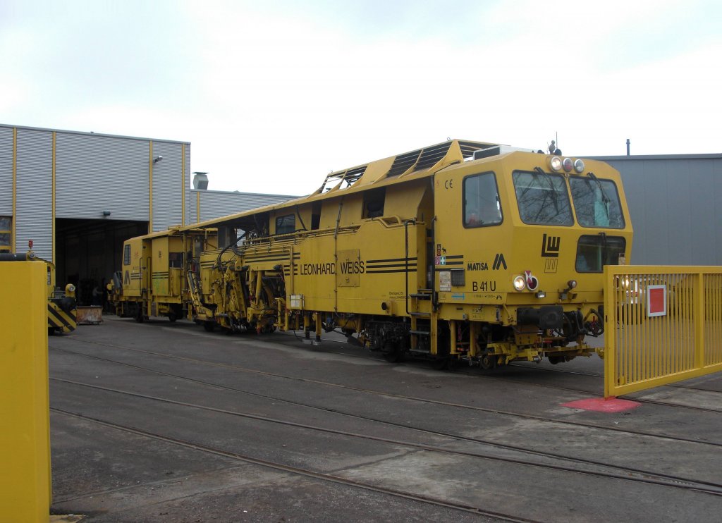 Gleisbaufahrzeug B41U, fertig zum nchsten Einsatz (GP, 23.2.'10) (immerwieder gern besucht: der Fotostandpunkt ist auch diesmal vor dem Tor des LW-Gelndes und fr jedermann zugnglich)
