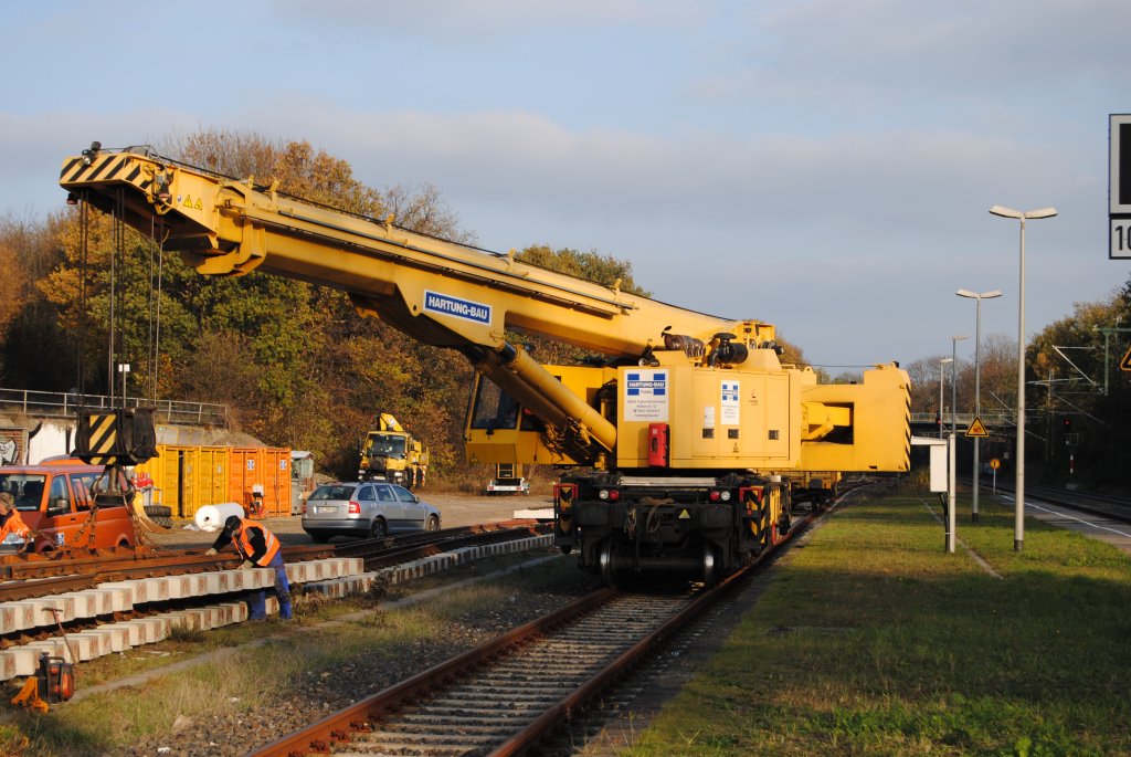 Gleisbauschienenkran KRC 810 T von KIROW beim Gleisbau in Geilenkirschen / Lindern, am 11.11.11.