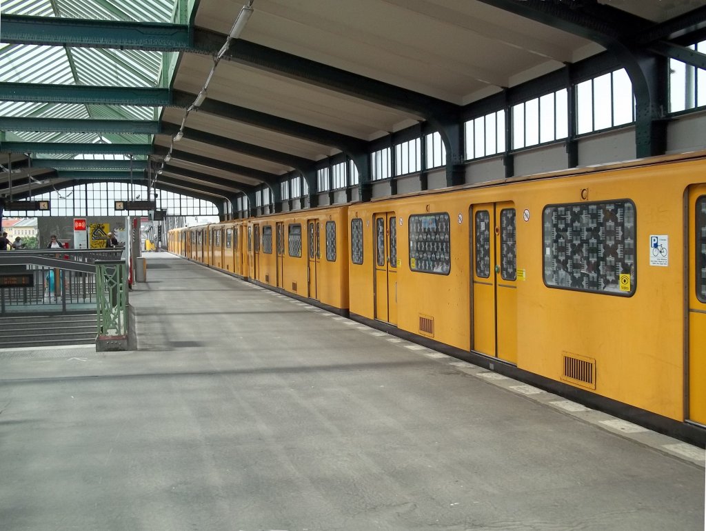 Gleisdreieck, Hochbahnstation U1 und 2, U1-Bahnsteig mit Zug Richtung Uhlandstrae (15.06.2011)