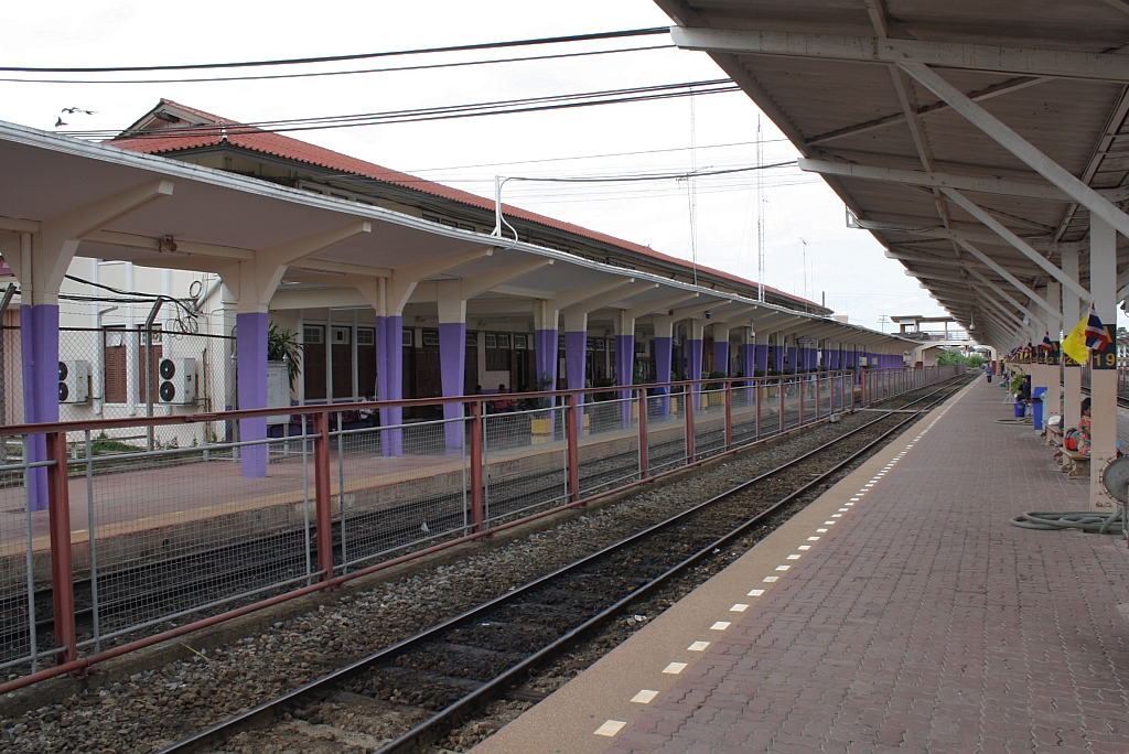 Gleise 1 und 2 des Bf. Nakhon Ratchasima, Blickrichtung Thanon Chira Junction, am 13.Juni 2011.
