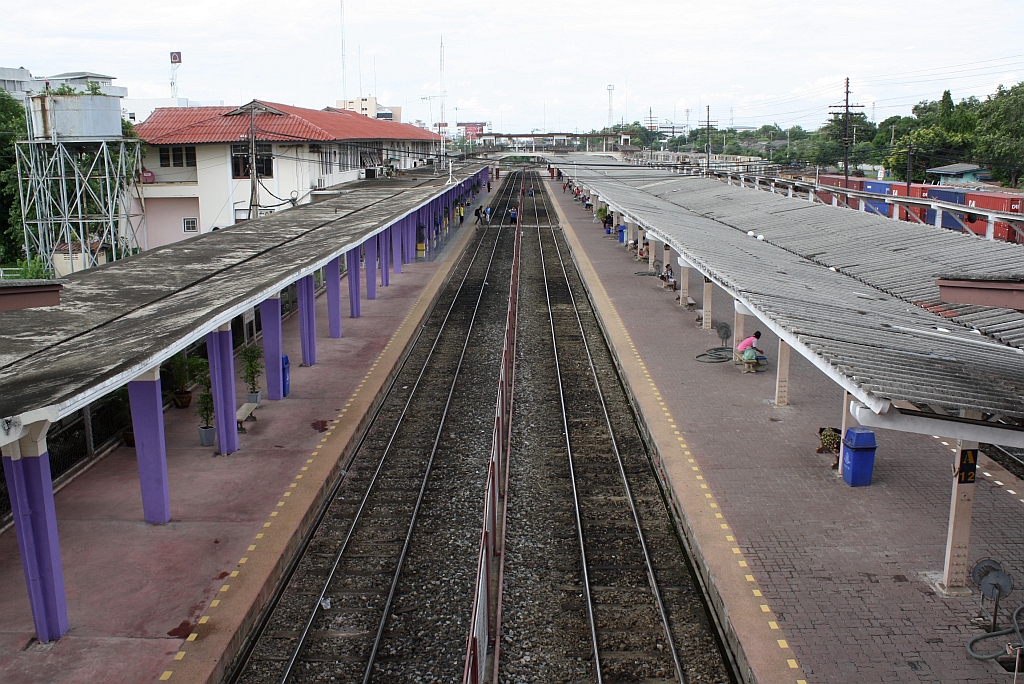 Gleise 1 und 2 des Bf. Nakhon Ratchasima, vom westlichem bergang in Blickrichtung Thanon Chira Junction gesehen am 13.Juni 2011. 

