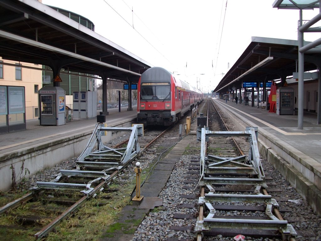 Gleise 2 und 3 in Stralsund am 18.Januar 2011,mit dem auf Gleis 2 warteten RE 18313 Stralsund-Elsterwerda.