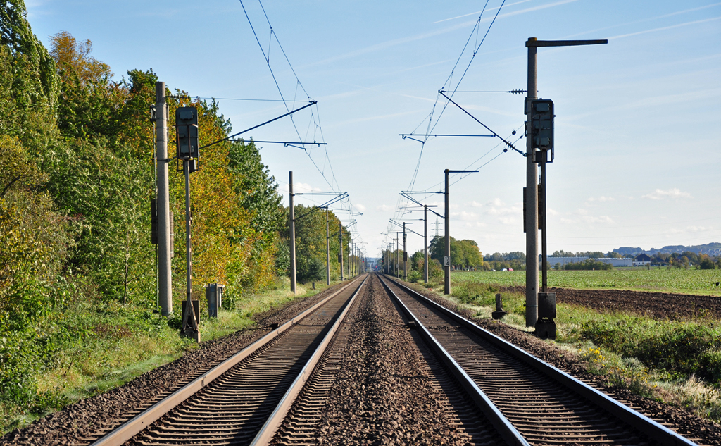 Gleise bis zum  Horizont  auf der Strecke zwischen Br�hl und Bonn. 
No Panik, Aufnahme von einem Bahn�bergang. 21.10.2010