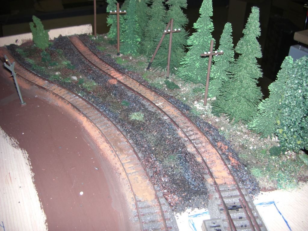 Gleise wurden geschottert, Telegrafenmasten sind aus Schaschlikspieen, Zahnstocher und kleine weie Kgelchen aus dem Bastelbedarf.
Gleisbett wurde gealtert
